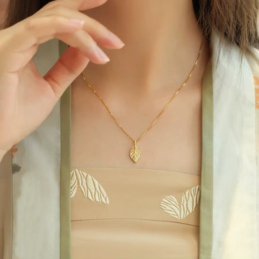 Gleaming Leaf Pendant Necklace