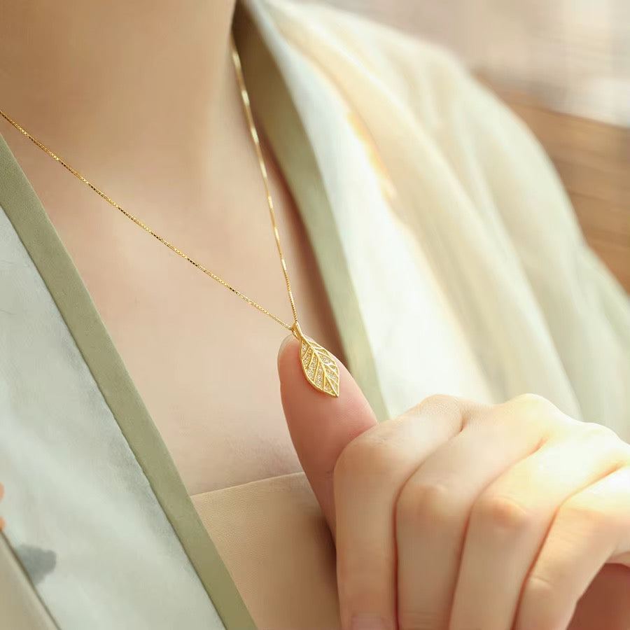 Gleaming Leaf Pendant Necklace