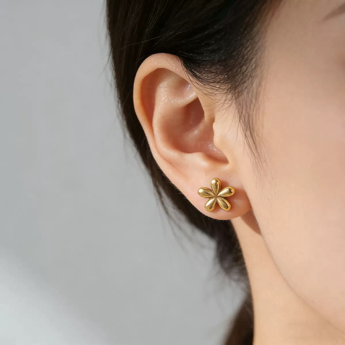 Gleaming Five-Petal Flower Gold Stud Earrings