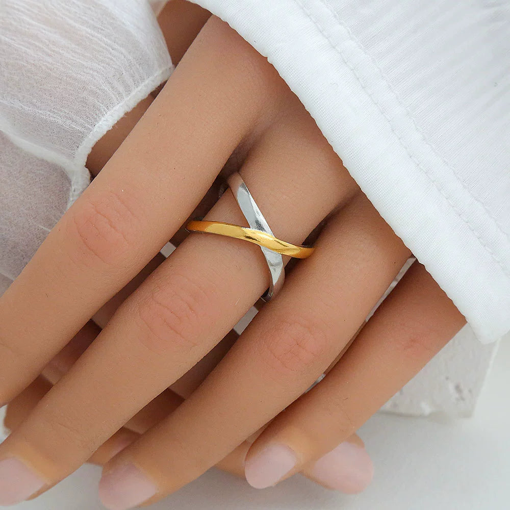 Twist Crossover Band – Two-Tone Ring